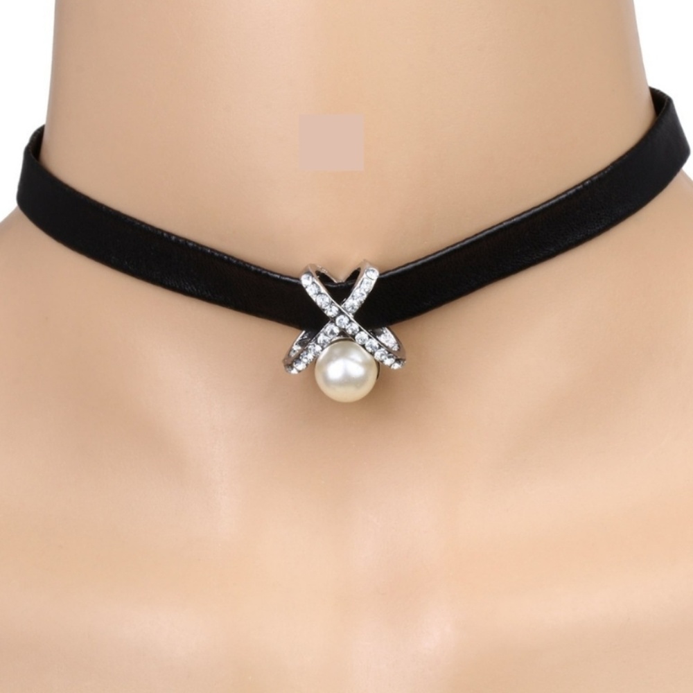 Choker Necklace - Diamonds, Pearls and Leather